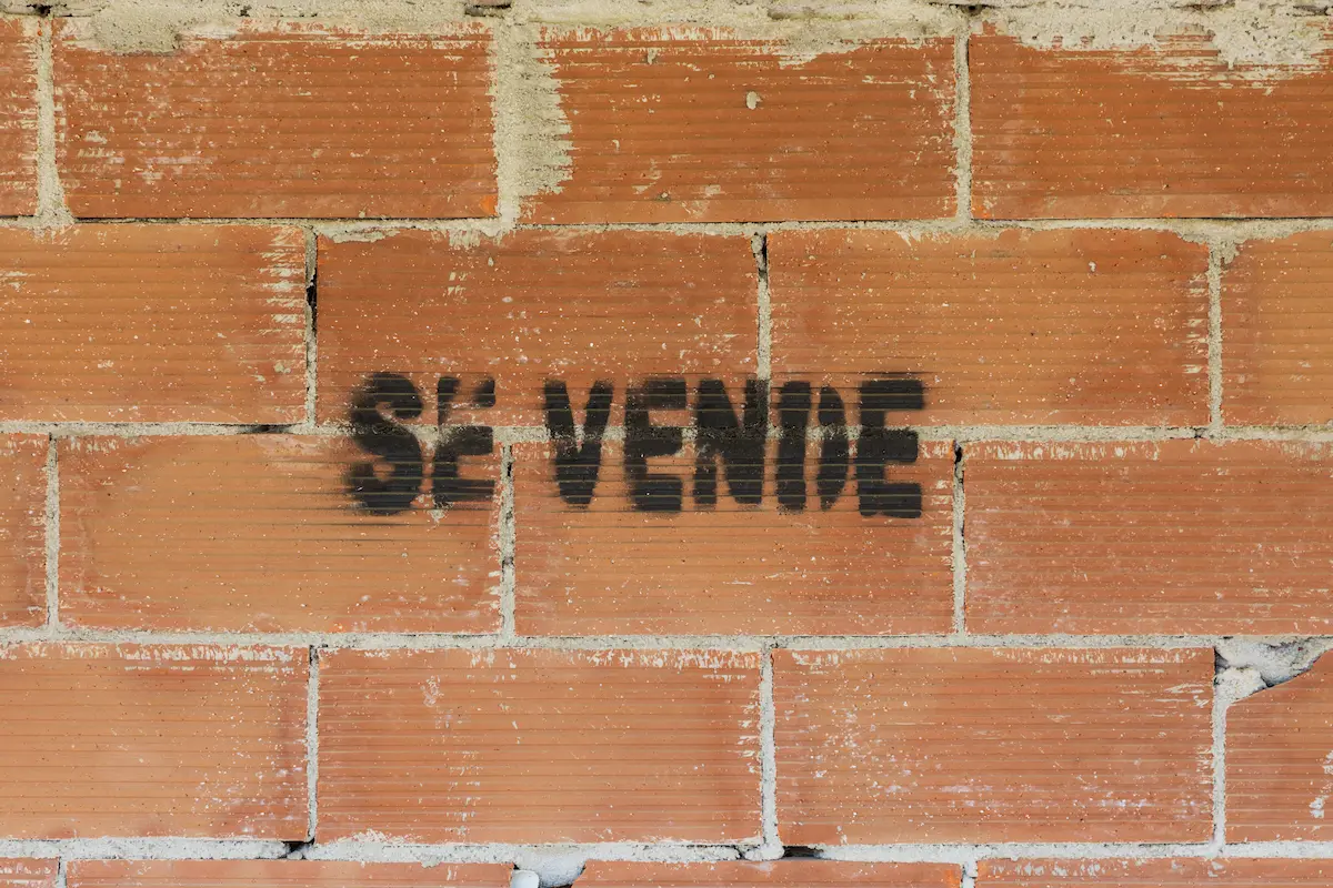 muro antigo pintado com a expressao se vende antiga estratégia de marketing imobiliário