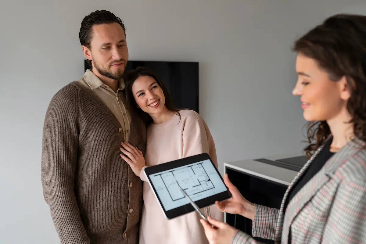 corretor apresentando imovel em site para lançamento imobiliário