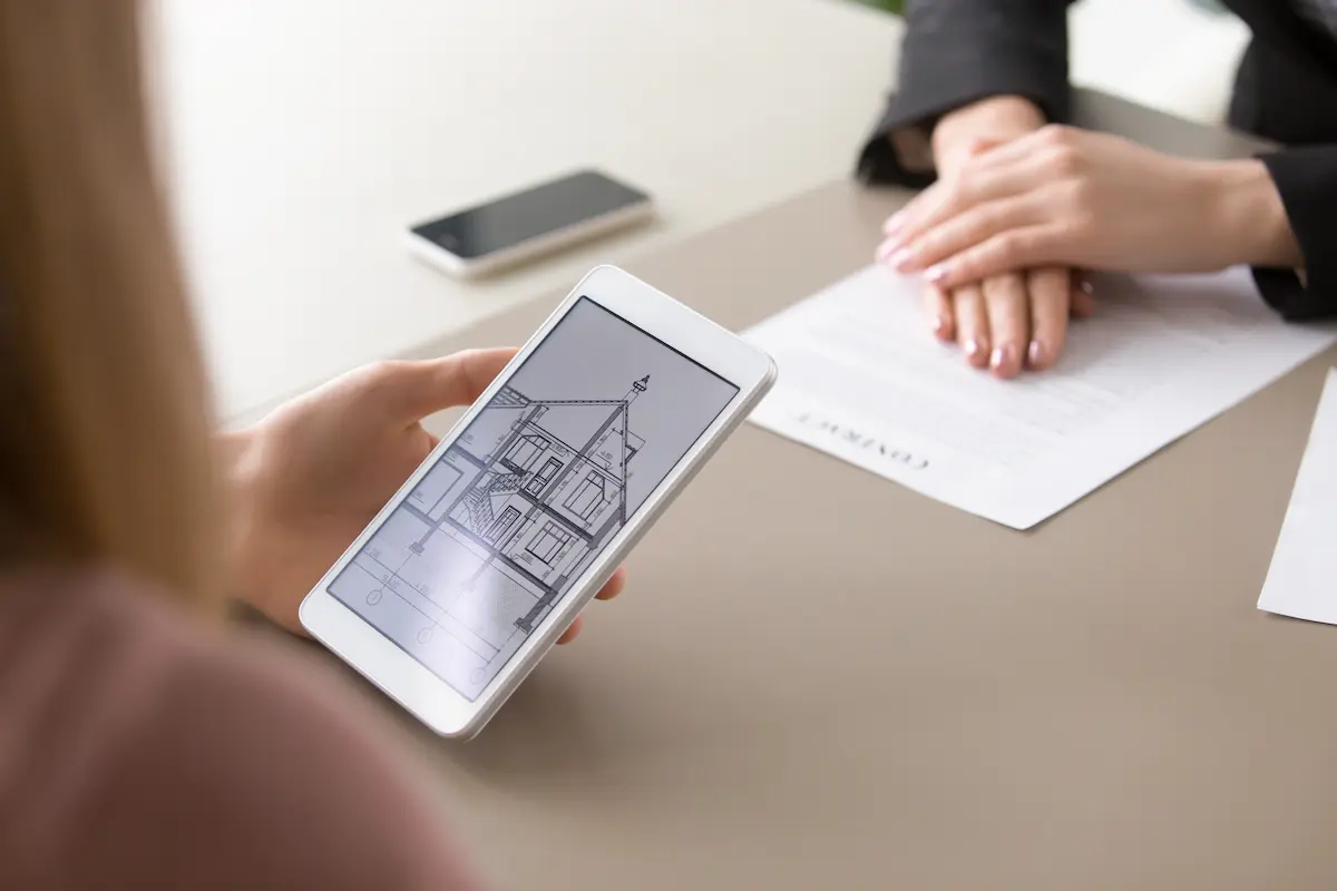 pessoas acessando site para lançamento imobiliário