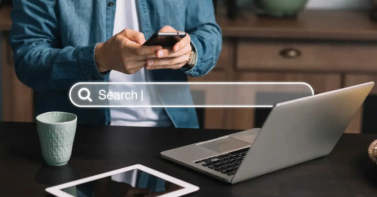 homem pesquisando SEO no mercado imobiliario homem pesquisando SEO no mercado imobiliario