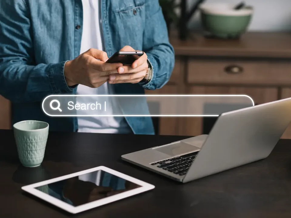 homem pesquisando SEO no mercado imobiliario