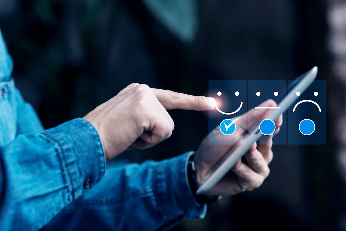 cliente realizando avaliação após captação de clientes no mercado imobiliário