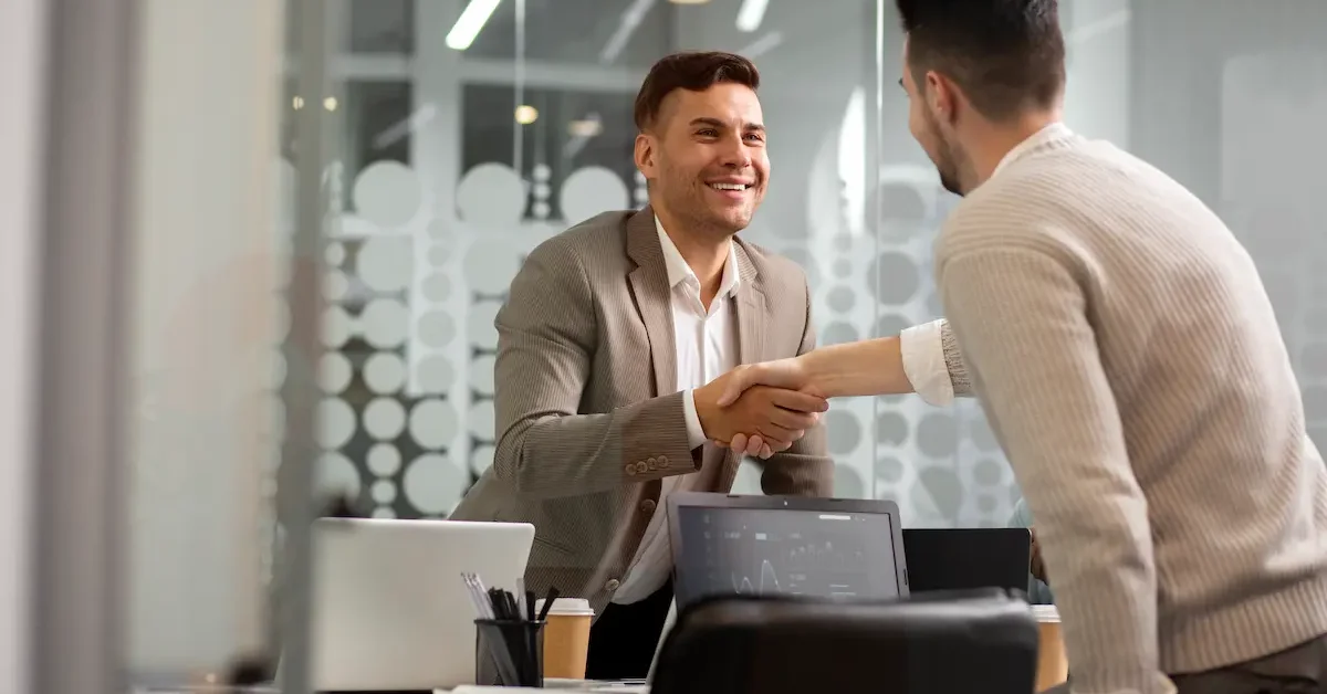 corretor fechando acordo apos captacao de clientes no mercado imobiliario corretor fechando acordo após captação de clientes no mercado imobiliário