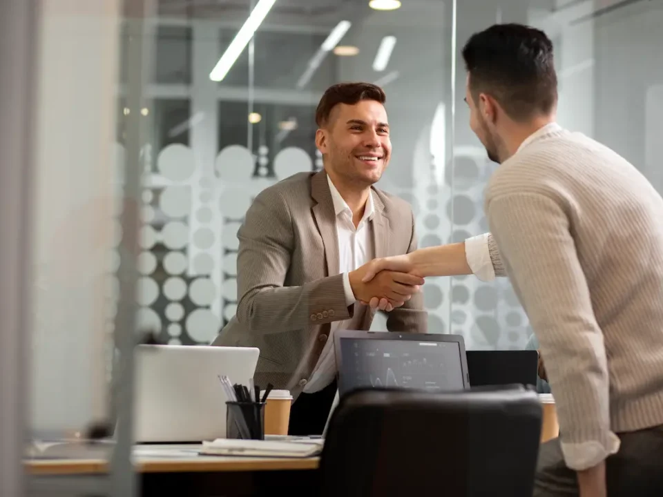 corretor fechando acordo após captação de clientes no mercado imobiliário