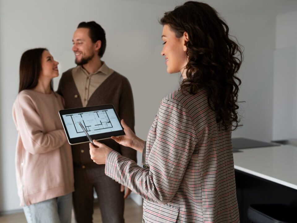 corretora explicando como funciona o marketing imobiliário