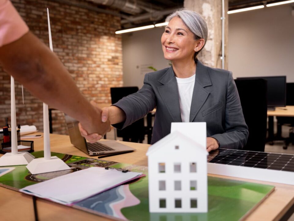 corretora fechando negocio apos investir em marketing imobiliário