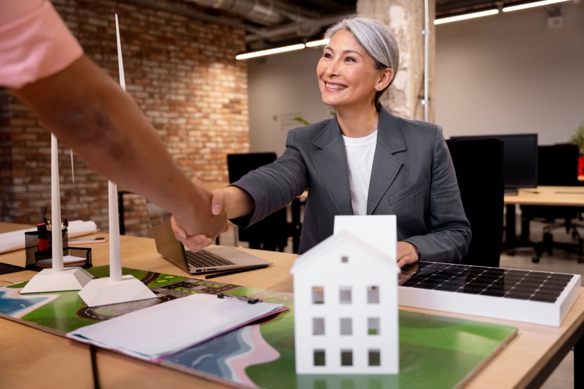 corretora fechando negocio apos investir em marketing imobiliário
