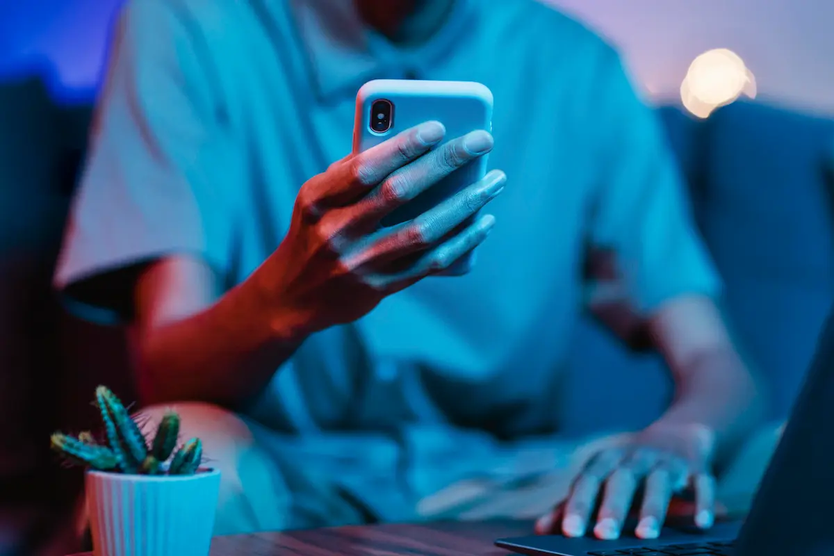 homem usando redes sociais no mercado imobiliário