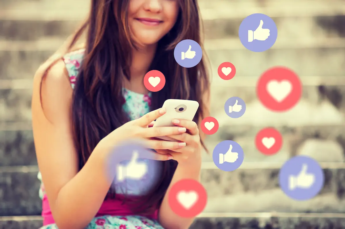 jovem utilizando redes sociais