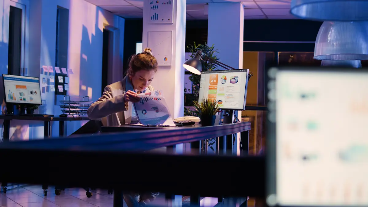 mulher analisando relatorios de seo