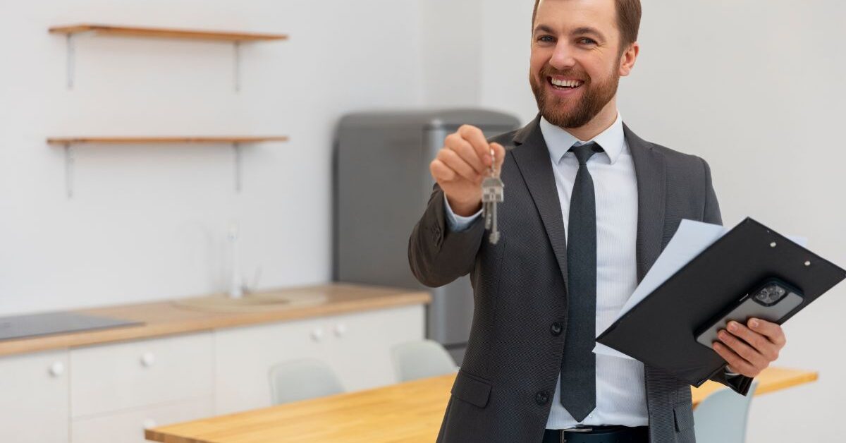 homem realizando investimento em lancamentos imobiliarios homem realizando investimento em lançamentos imobiliários