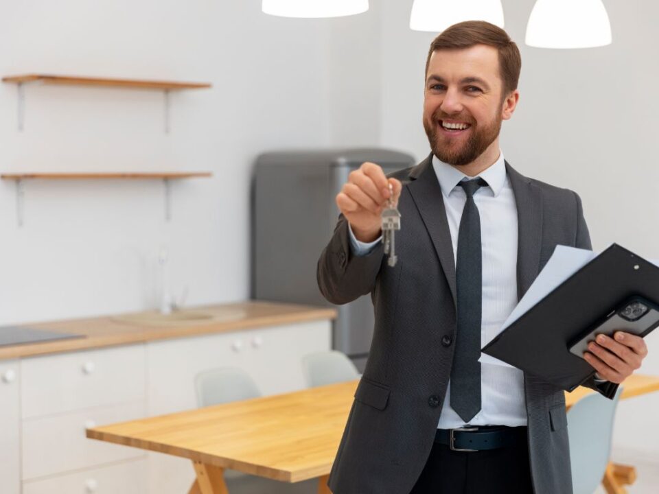 homem realizando investimento em lançamentos imobiliários