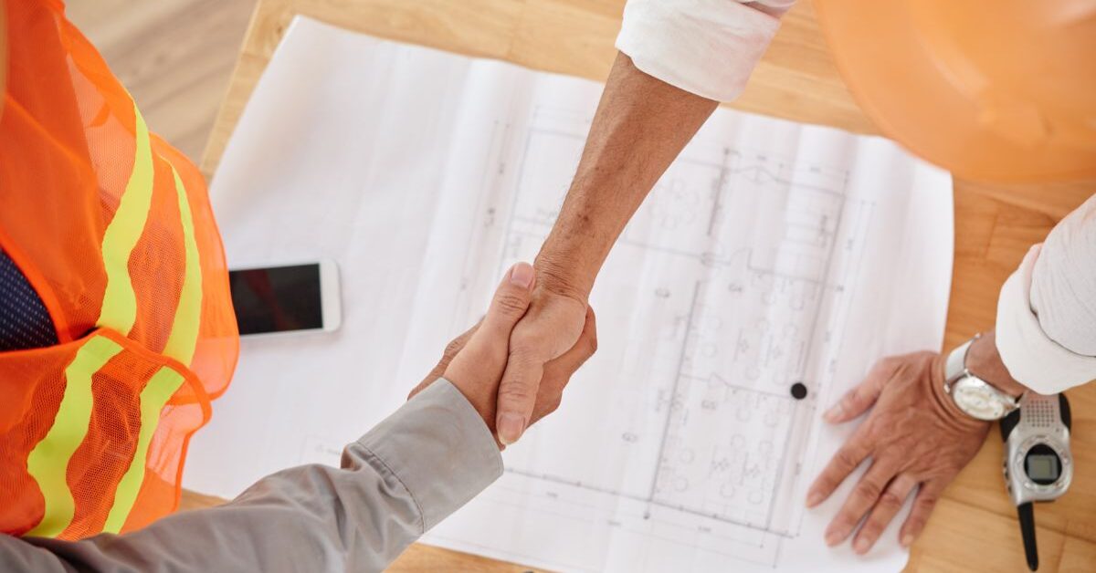 pessoas negociando uma incorporacao imobiliaria pessoas negociando uma incorporação imobiliária