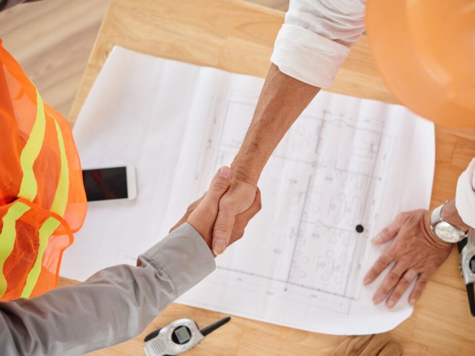 pessoas negociando uma incorporação imobiliária