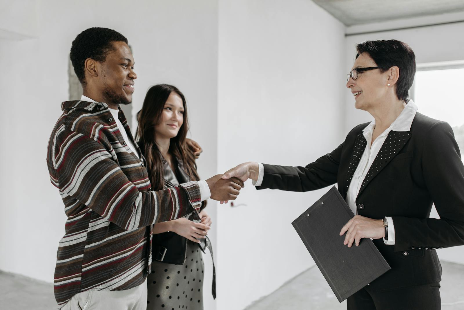 corretora negociando intermediação imobiliária