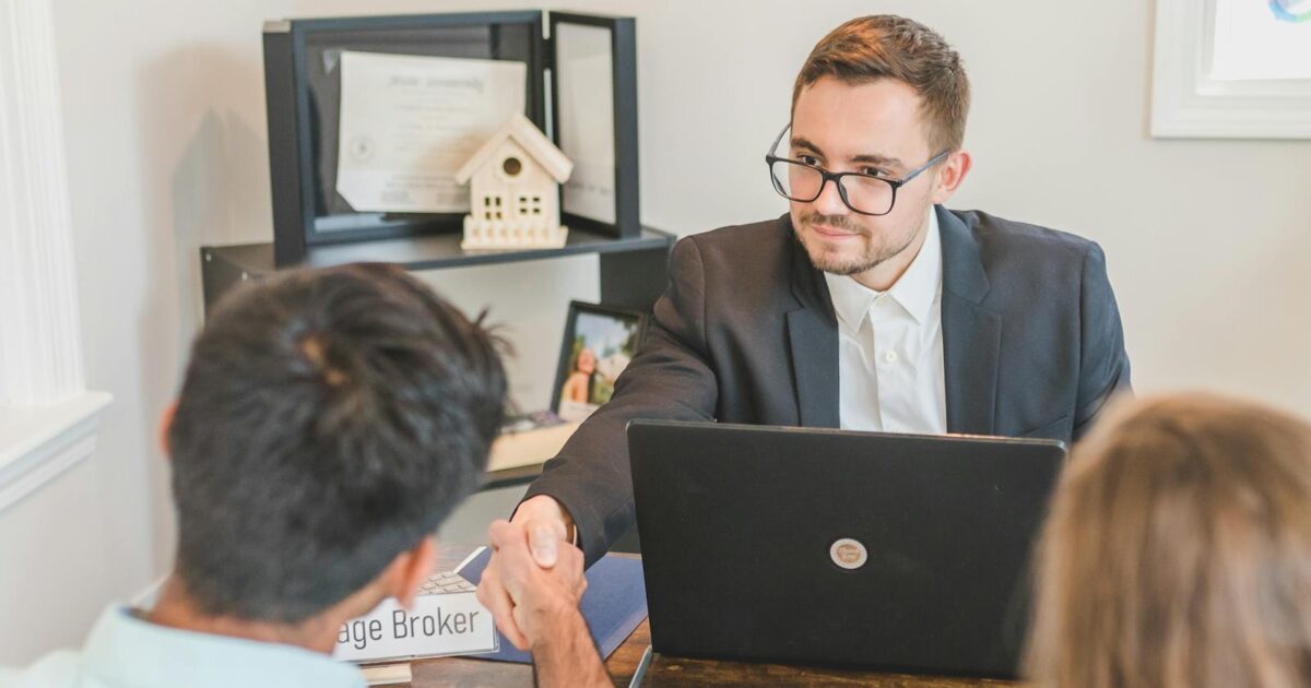 8292847 corretor negociando intermediação imobiliária