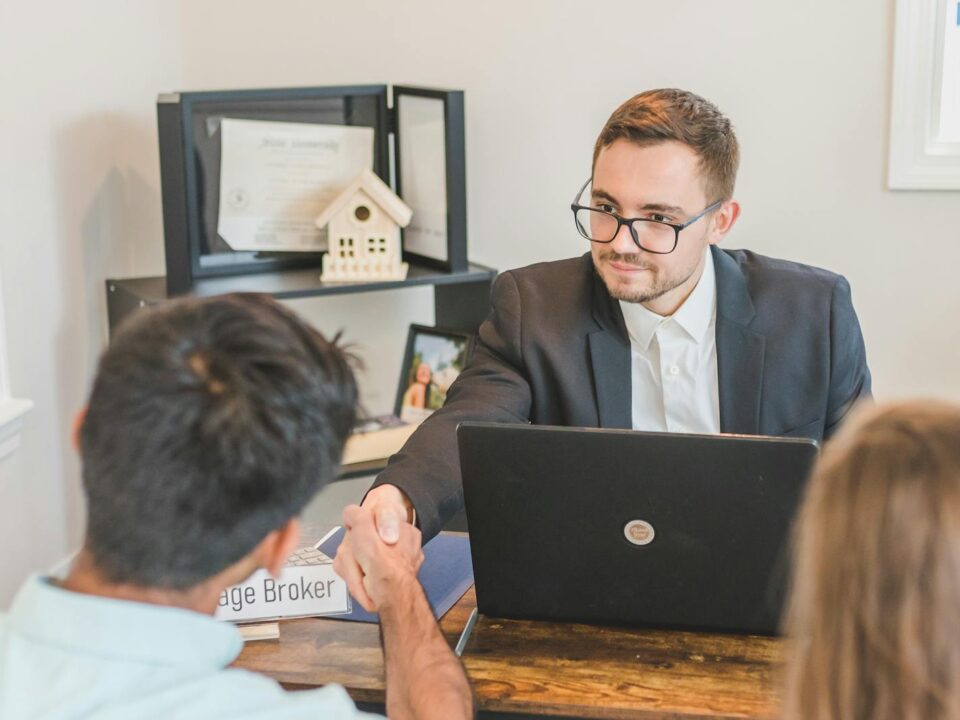 corretor negociando intermediação imobiliária