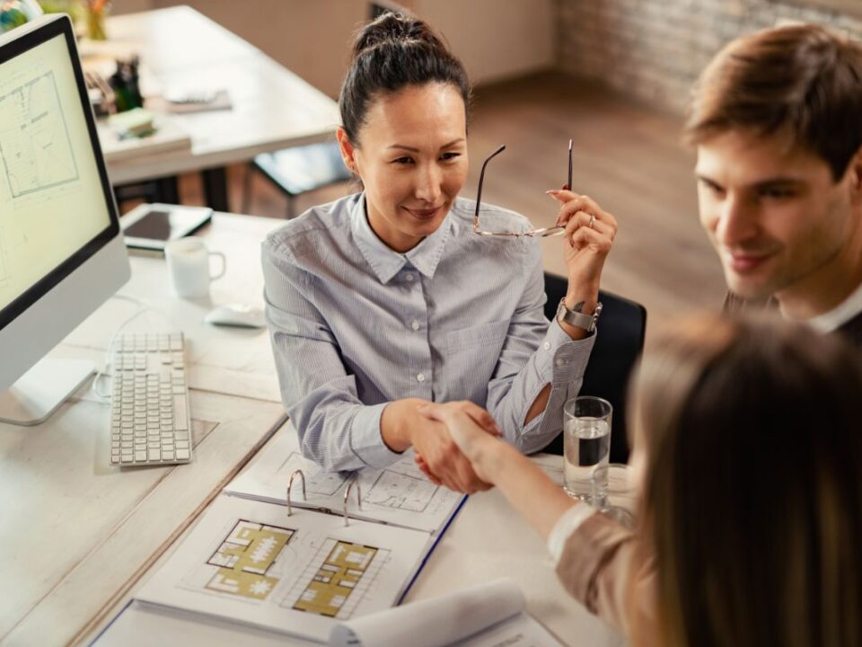corretora fechando negócio após marketing imobiliário para lançamentos