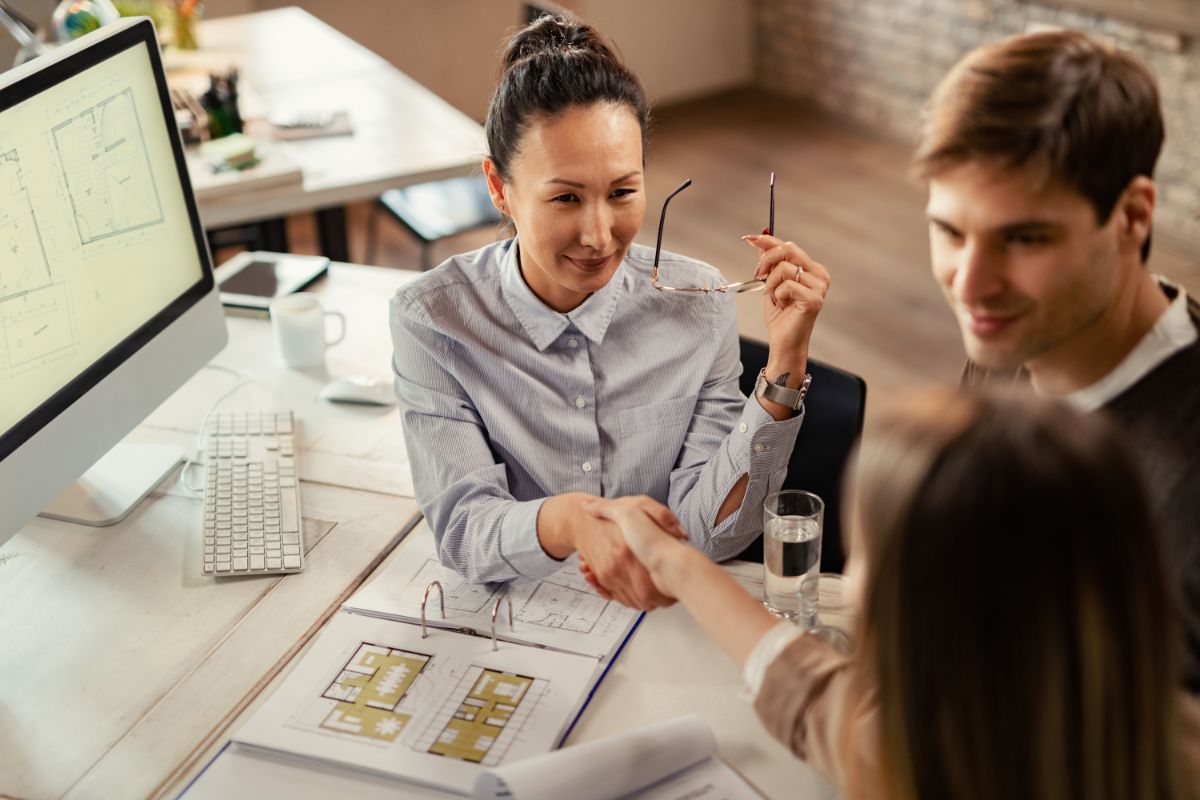 corretora fechando negócio após marketing imobiliário para lançamentos