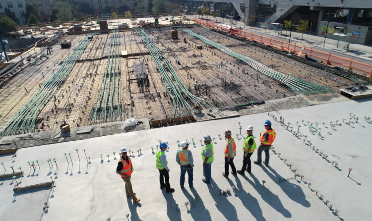 construtora e incorporadora realizando empreendimento