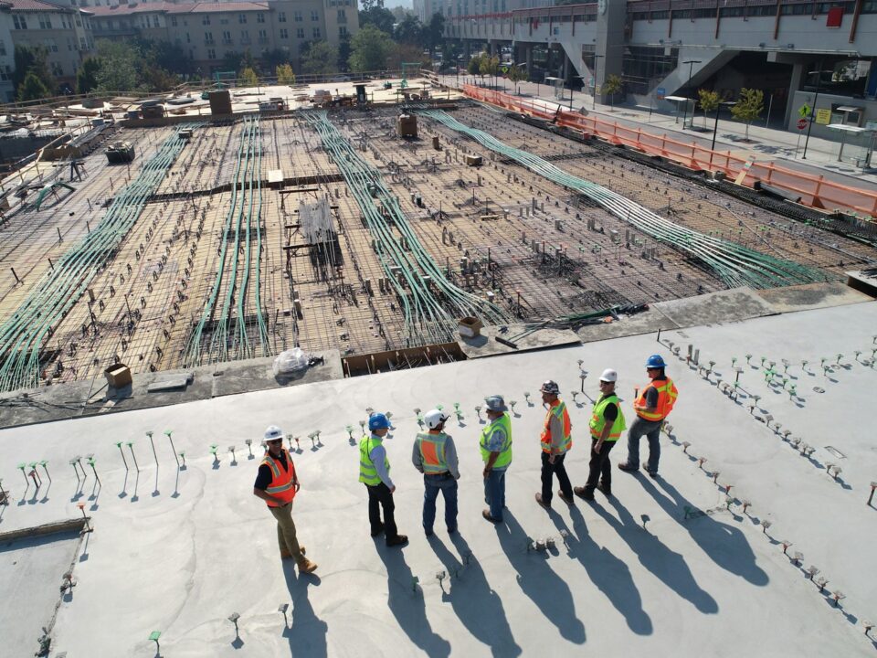 construtora e incorporadora realizando empreendimento